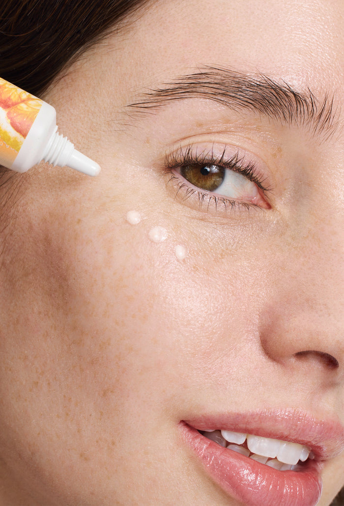 lavera Glow by Nature Illuminating Eye Cream in der Anwendung