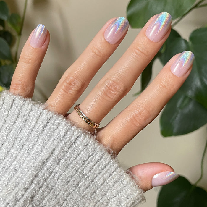 Holographic Gradient - Press-On | Short | Round false nails with shimmering holographic tips on hand in cozy sweater