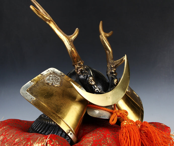 Japanese Samurai Helmet -Yamanaka Shikanosuke Kabuto- Black and Gold Colored