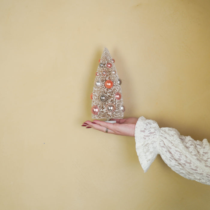 Kerst Decoratie - Kerstboom met gekleurde ballen -  Sisal/ Kunststof - Taupe - 11x23cm