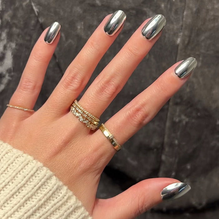 Hand with Mirror Chrome - Press-On | Short | Round nails in shiny silver metallic on a dark textured background