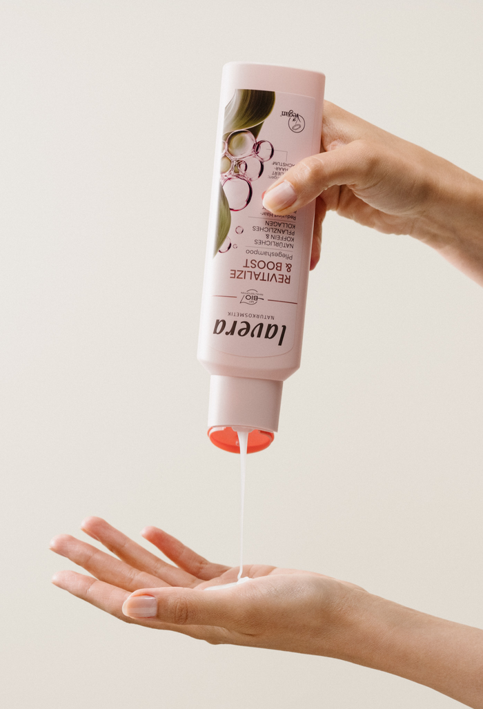 lavera Pflegeshampoo Revitalize & Boost in der Anwendung
