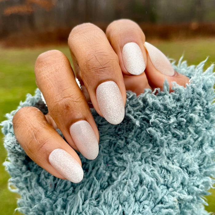 Platinum Velvet - Press-On | Medium | Oval shimmery silver false nails with velvet texture for easy at-home manicure use