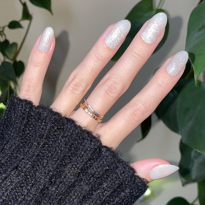 Platinum Velvet - Press-On | Medium | Oval shimmery silver oval nails with velvet effect for easy at-home mani use