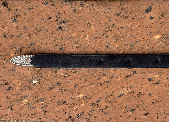 Black leather hat band with a Horse Head Concho with silver bands separating them. This hat band is fully adjustable with a Western style buckle. Close up view of end.
